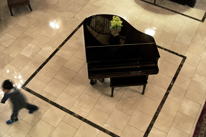 032913_63LobbyPianoR